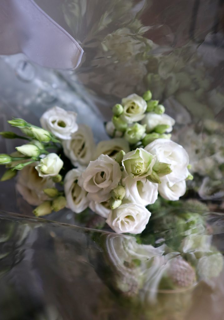 Lisianthus-Eustoma er en av materialene i brudebuketten